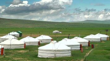 pequeño pueblo de gers acampar en el mongol estepa video