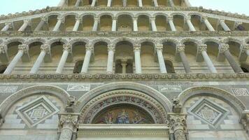 gigante Cattedrale coperto con colonne e archi nel medievale architettura edificio video