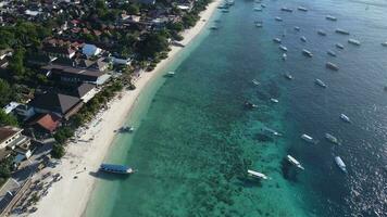 lugna strand grön vatten och korall under vattnet video