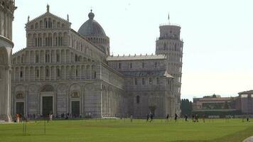 2022, Italie. touristes en marchant autour le pise cathédrale et penché la tour de pise video