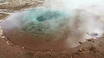 aguas termales humeantes en los campos volcánicos de azufre de islandia. video