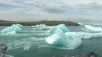 island, jokulsarlon lagun, turkosa isberg flyter i glaciär lagun på island. video