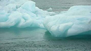 islândia, lagoa jokulsarlon, icebergs turquesa flutuando na lagoa glaciar na islândia. video