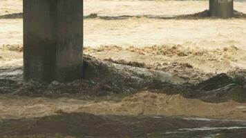 inundar aguas Entre puente columnas video