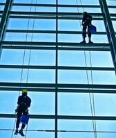 extremo trabajo limpieza el ventanas de edificios a altura foto