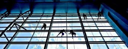 extremo trabajo limpieza el ventanas de edificios a altura foto