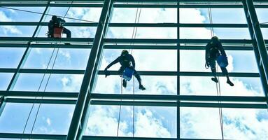 extremo trabajo limpieza el ventanas de edificios a altura foto