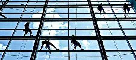 extremo trabajo limpieza el ventanas de edificios a altura foto