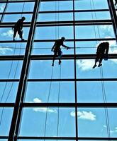 extremo trabajo limpieza el ventanas de edificios a altura foto