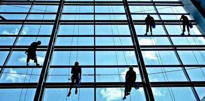 extremo trabajo limpieza el ventanas de edificios a altura foto