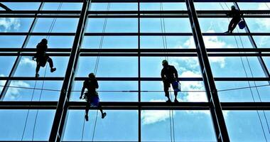 extremo trabajo limpieza el ventanas de edificios a altura foto