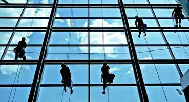 extremo trabajo limpieza el ventanas de edificios a altura foto