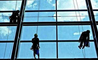 extremo trabajo limpieza el ventanas de edificios a altura foto