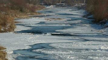 Fluss fließend unter gefroren Eis Blätter video