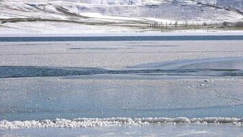 bevroren water oppervlakte van meer ijsschots smelt in voorjaar video