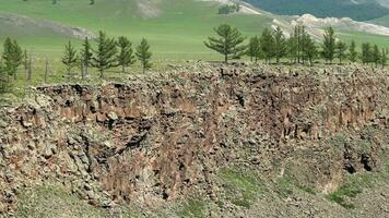 rotto e sbriciolato rocce spargimento a partire dal il canyon pendenza cresta in direzione il valle pavimento video