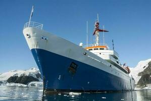 crucero Embarcacion navegación en frente de antártico montañas, paraíso bahía, Antártida. foto