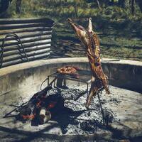 Cordero en el escupir, cocido con el tradicional argentino método, la pampa provincia, Patagonia, argentina. foto