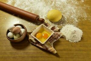 huevo masa para fideos, con ingredientes en el mesa, tradicional italiano cocina. foto