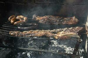 parilla, A la parrilla salchichas y vaca carne , tradicional argentino cocina foto