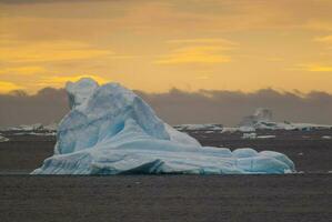 iceberg, hielo, salvaje congelado paisaje, Antártida foto