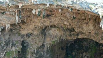 stalaktiter på tak av de grotta - klippig vägg horisont skikten av grotta video