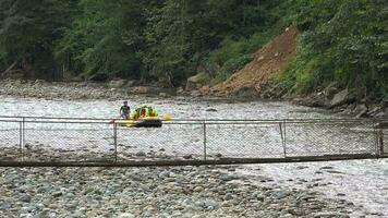 dos amarillo inflable barcos canotaje en el río en el bosque video