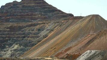 excavado en paso formar de abierto pozo mía video