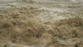 snel vloeiende gevaarlijk overstroming wateren video