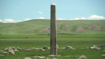 iscrizione di obelisco menhir a partire dal vecchio antico volte video