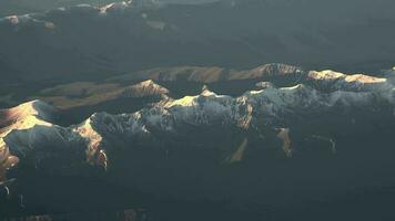 primo neve di il senza alberi montagne video