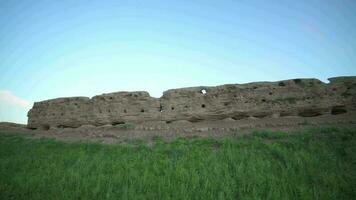 ruines de ancien ville, bâtiment et mur de ancien fois dans sans arbres vaste plaine de Mongolie video