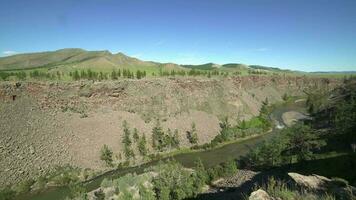 profundo hendido Entre escarpes de pedregoso cañón geológico formación video