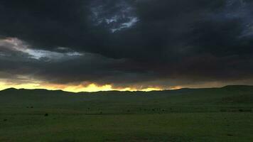 rojo amanecer luces mediante el nubes a Mañana en central Asia geografía video