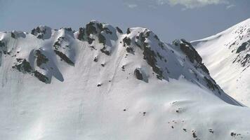 Senke zwischen zwei schneebedeckt Berge Kette Massen video