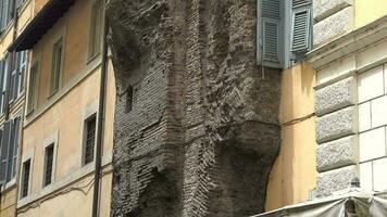 antiguo histórico fortificación pared atrapado Entre nuevo edificios video