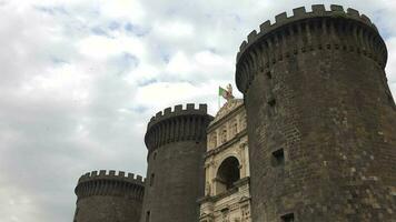 Burg neu, häufig namens maschio Angioino, ist ein mittelalterlich Schloss gelegen im Vorderseite von Piazza Municipio und das Stadt Halle im zentral Neapel. video