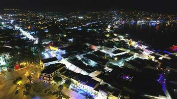 aérien vue de nuit illuminé des rues de une bord de mer musulman ville et Château mosquée dans dinde video