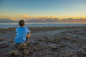 chico contemplar el horizonte, la pampa provincia, argentina foto