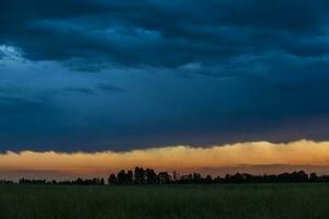 Tormentoso cielo a noche pampa, la pampa provincia, Patagonia, argentina. foto