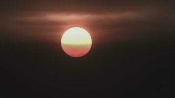 naranja puesta de sol con nubes foto