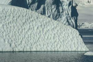 pedazo de hielo varado en el playa en neko Puerto, Antártida. foto