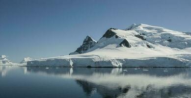 Nevado montañas en soleado día, paraíso bahía, Antártida. foto