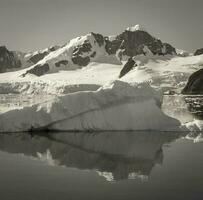 lemaire estrecho costa, montañas y icebergs, antartica foto