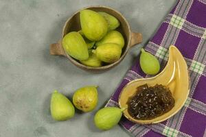 Fresco higos con ingredientes en el mesa. foto