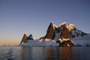 lemaire estrecho costero paisaje, montañas y icebergs, antártico península, Antártida. foto