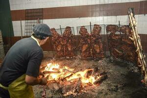 gaucho asado parilla, salchicha y vaca costillas, tradicional argentino cocina, Patagonia, argentina. foto