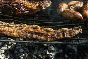 parilla, A la parrilla salchichas y vaca carne , tradicional argentino cocina foto