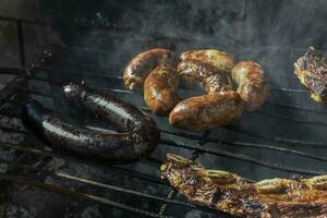 parilla, A la parrilla salchichas y vaca carne , tradicional argentino cocina foto