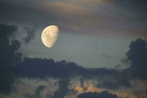 salida de la luna , lleno Luna en el cielo, Patagonia, argentina foto